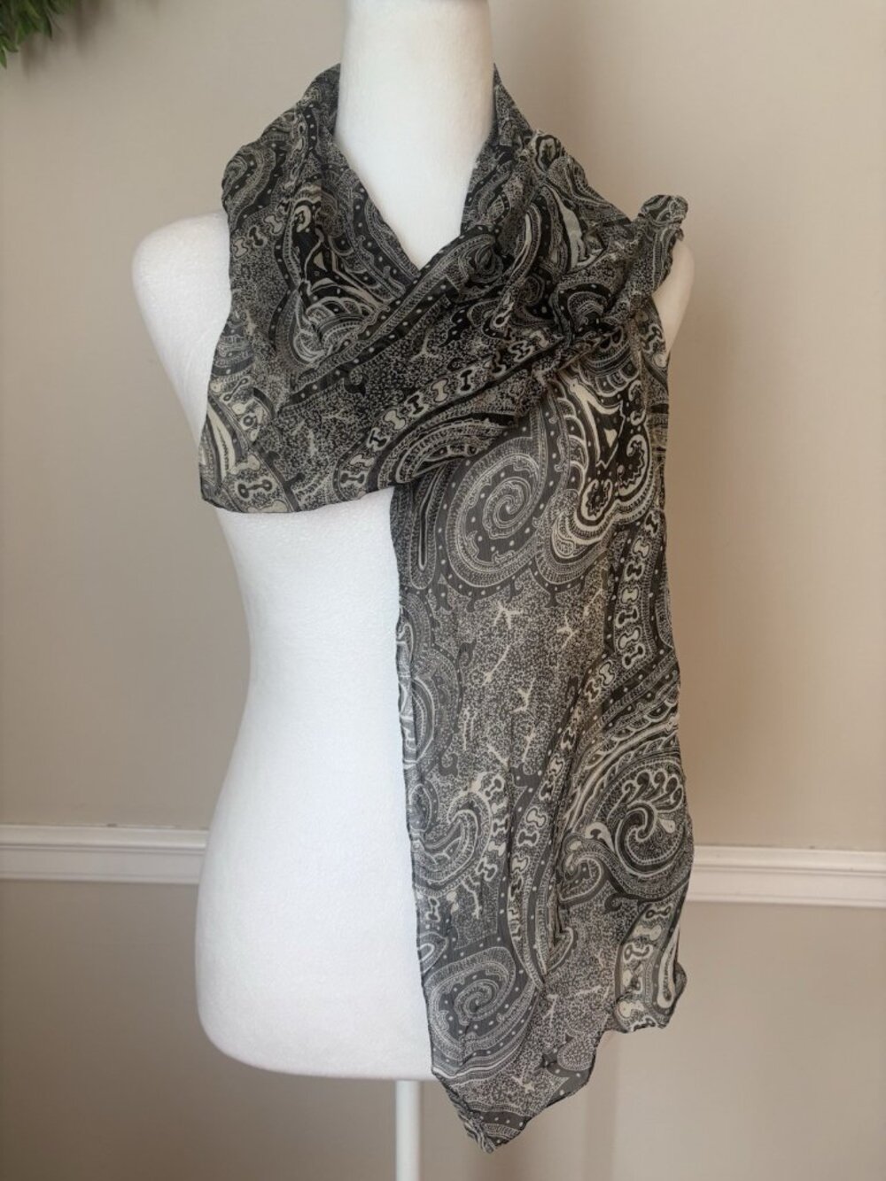 Ann Taylor Womens 100% Silk Scarf Black White Paisley Rectangle Lightweight